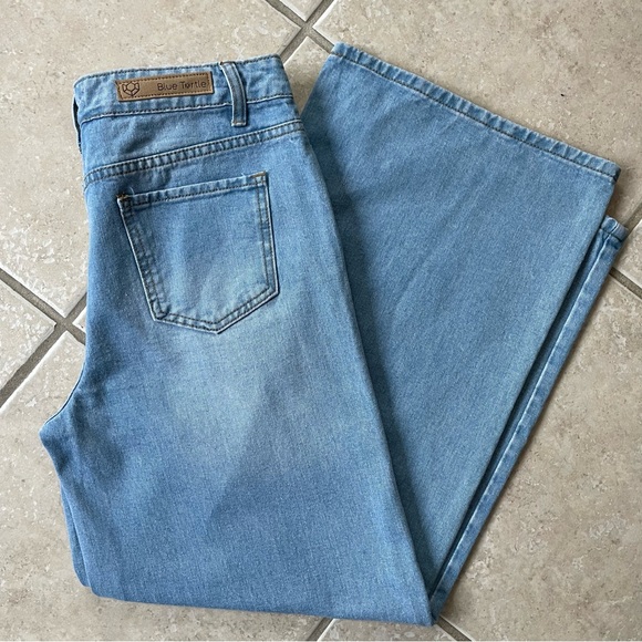 Blue Turtle Wide Leg Jeans Light Wash - Picture 3 of 10
